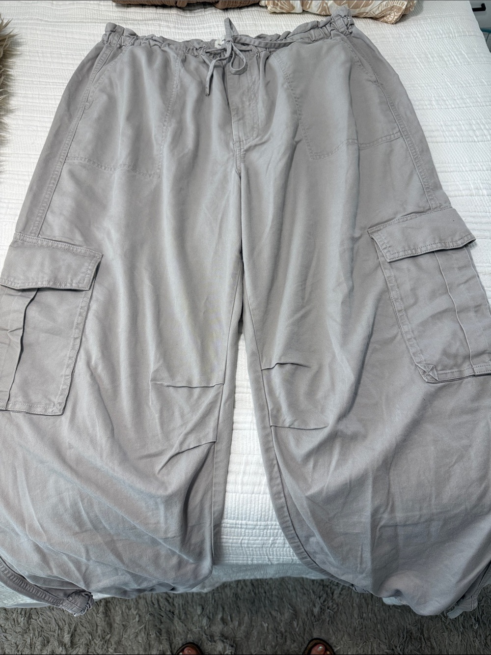 Abercrombie & Fitch Gray Cargo Drawstring Parachute Pant